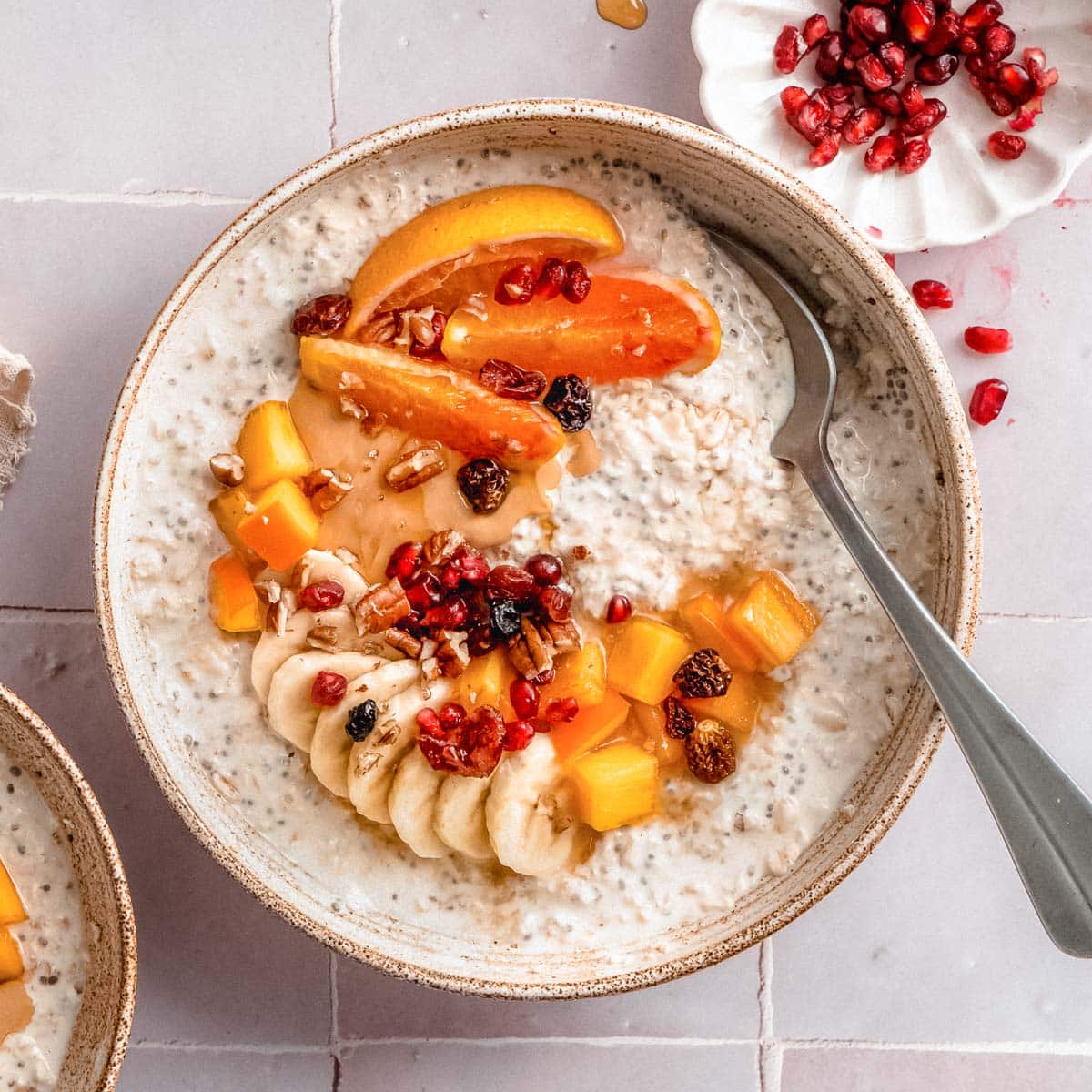 https://wholefoodsoulfoodkitchen.com/wp-content/uploads/2021/12/overnight-oats-with-almond-milk-3.jpg