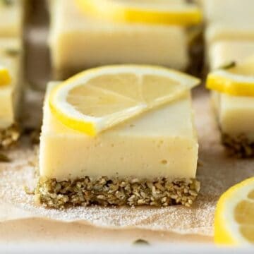 sliced squares of lemon bars topped with thinly sliced lemon.