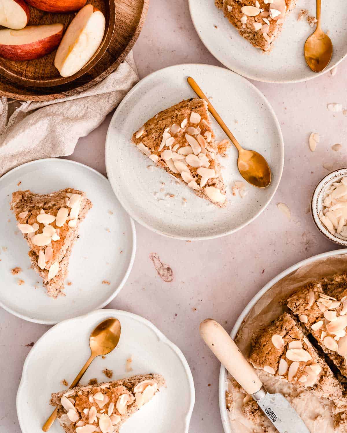 4 slices of almond cake on 4 little plates.