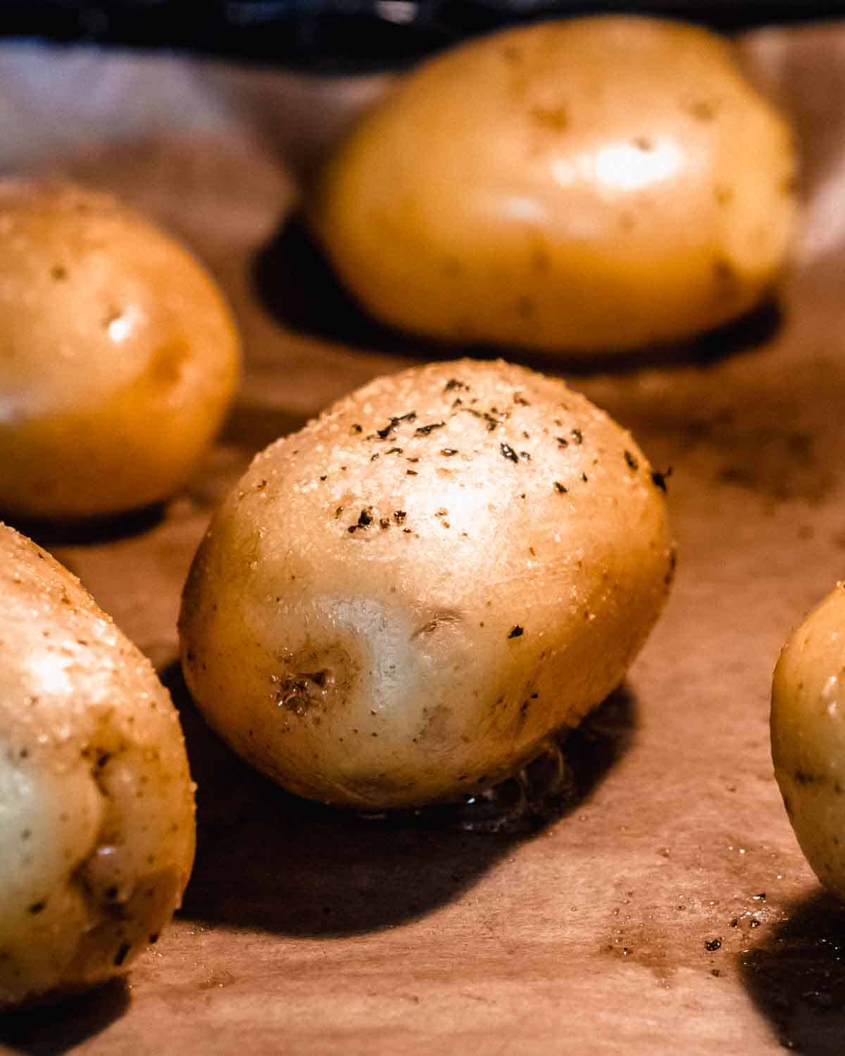 baked potatoes without foil in the oven.
